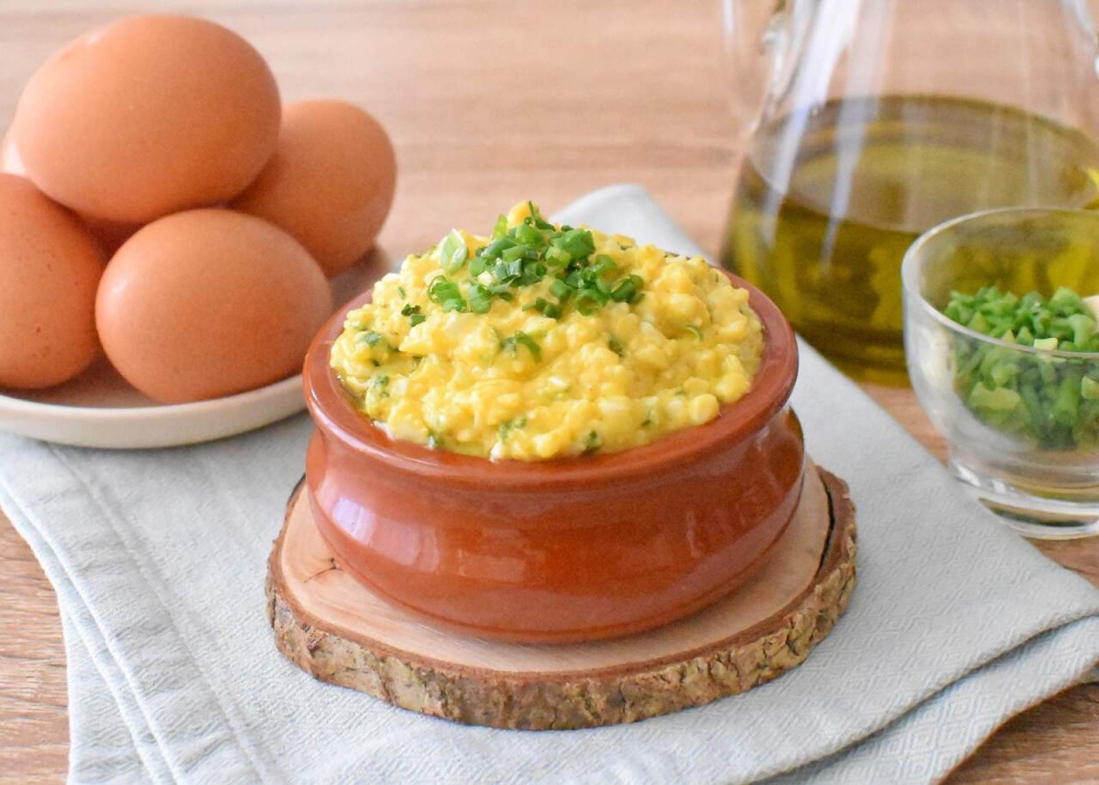 Tradycyjny sos bolzański (salsa bolzanina) z jajkami na twardo