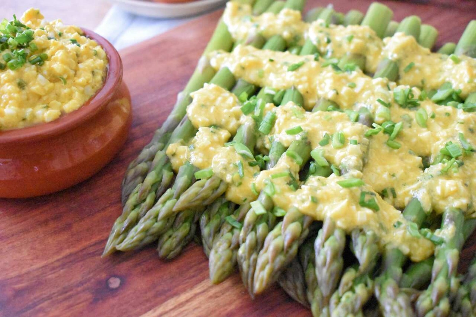 Szparagi z jajecznym sosem bolzańskim