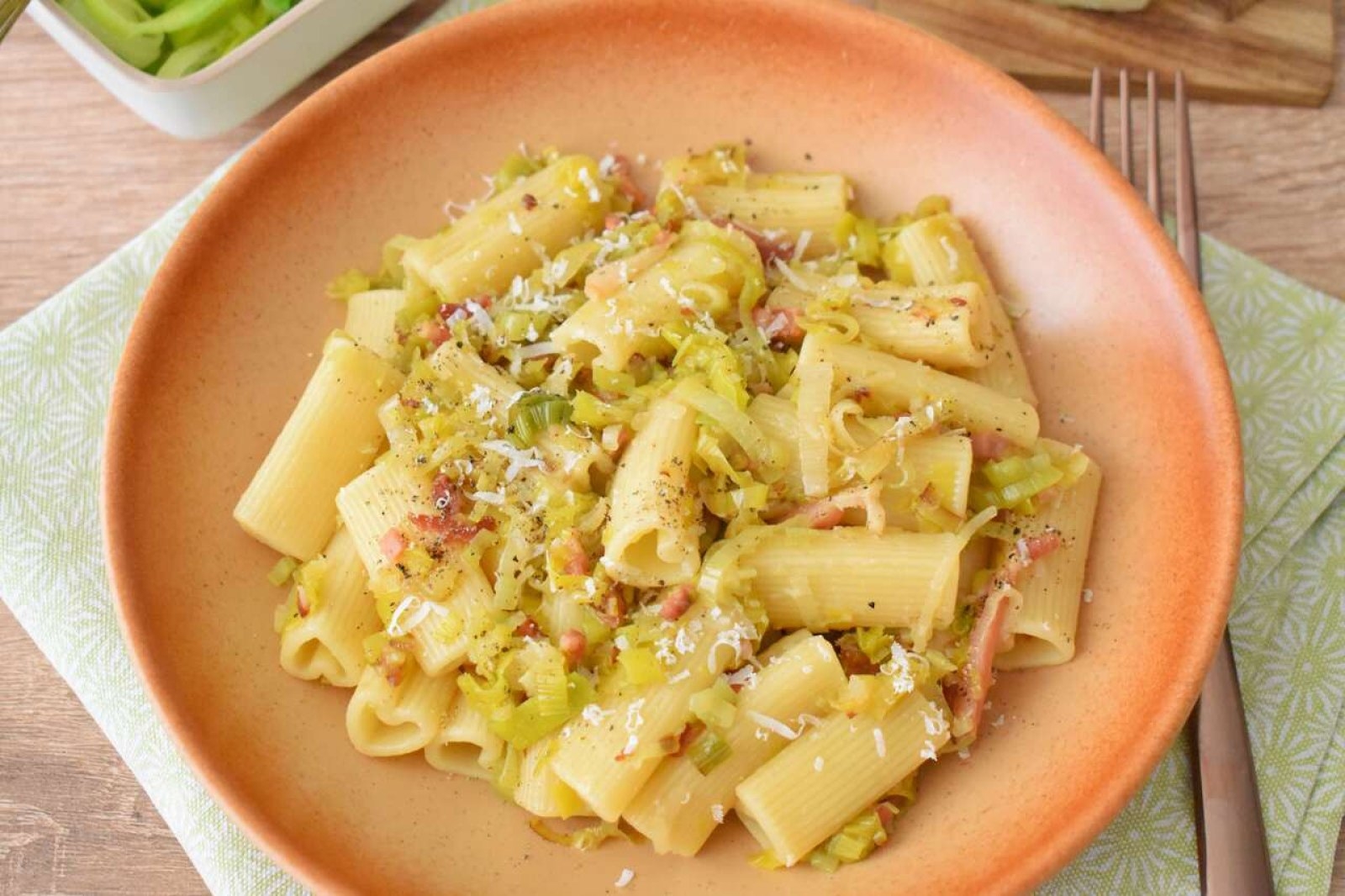 Makaron z porami i wędzoną szynką speck