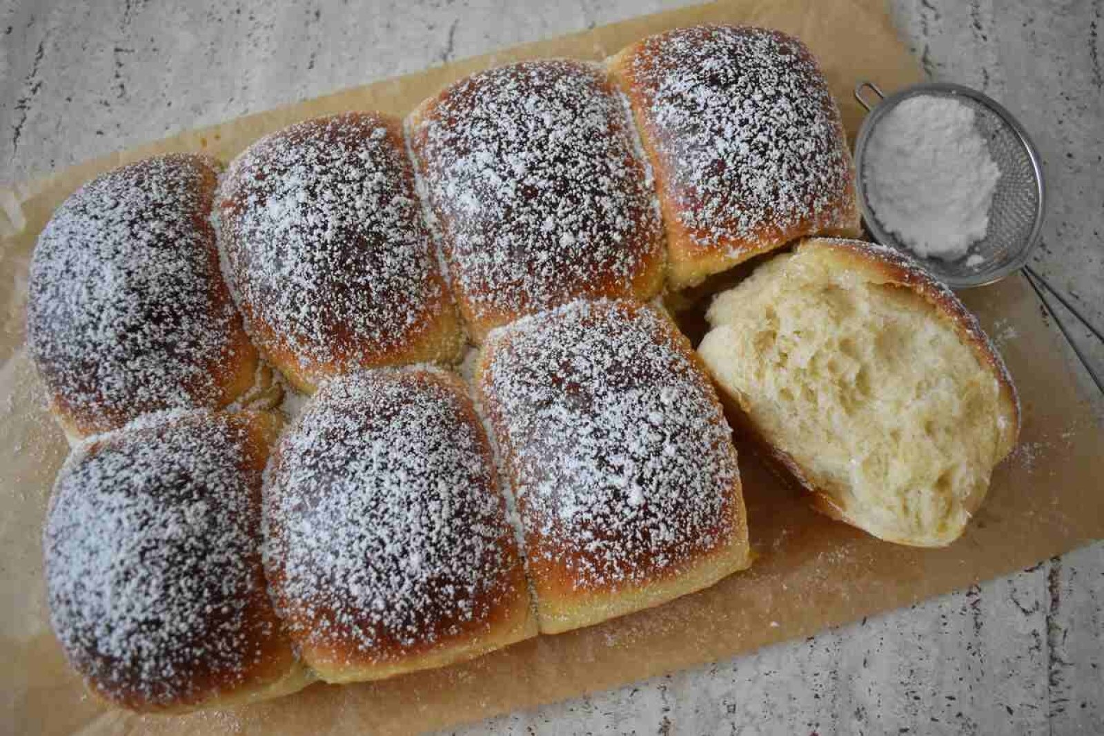 Puszyste drożdżowe brioszki ze śmietaną