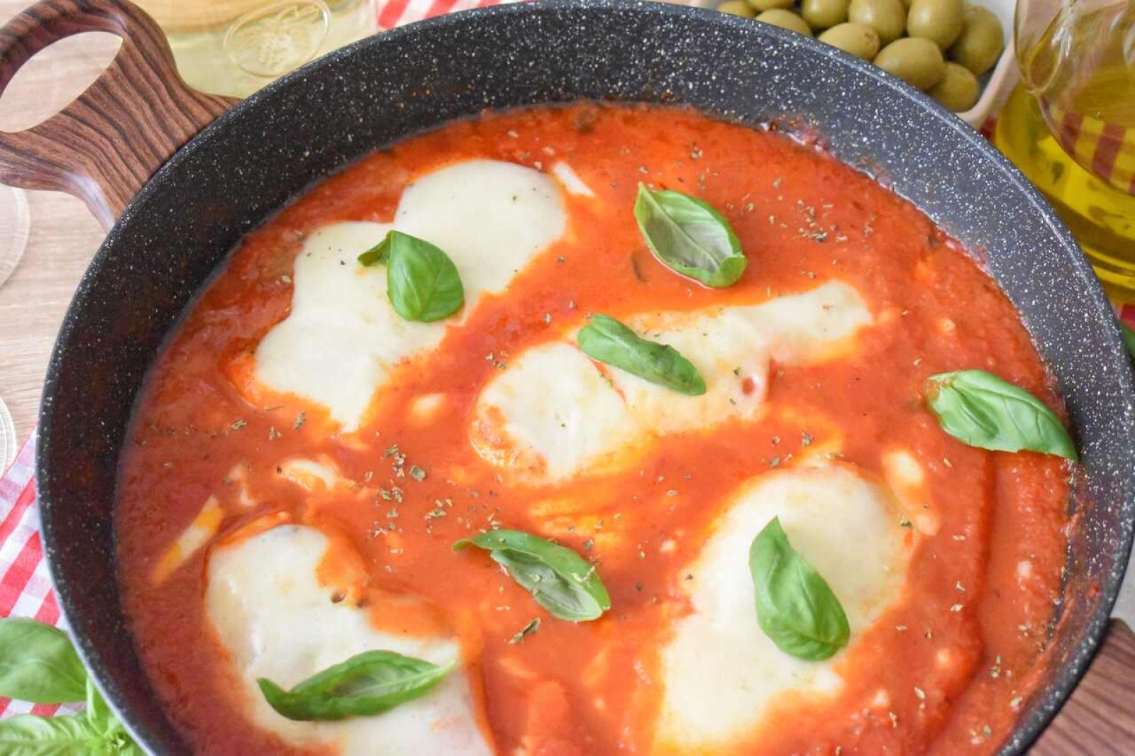 Kurczak alla pizzaiola w sosie pomidorowym z mozzarellą