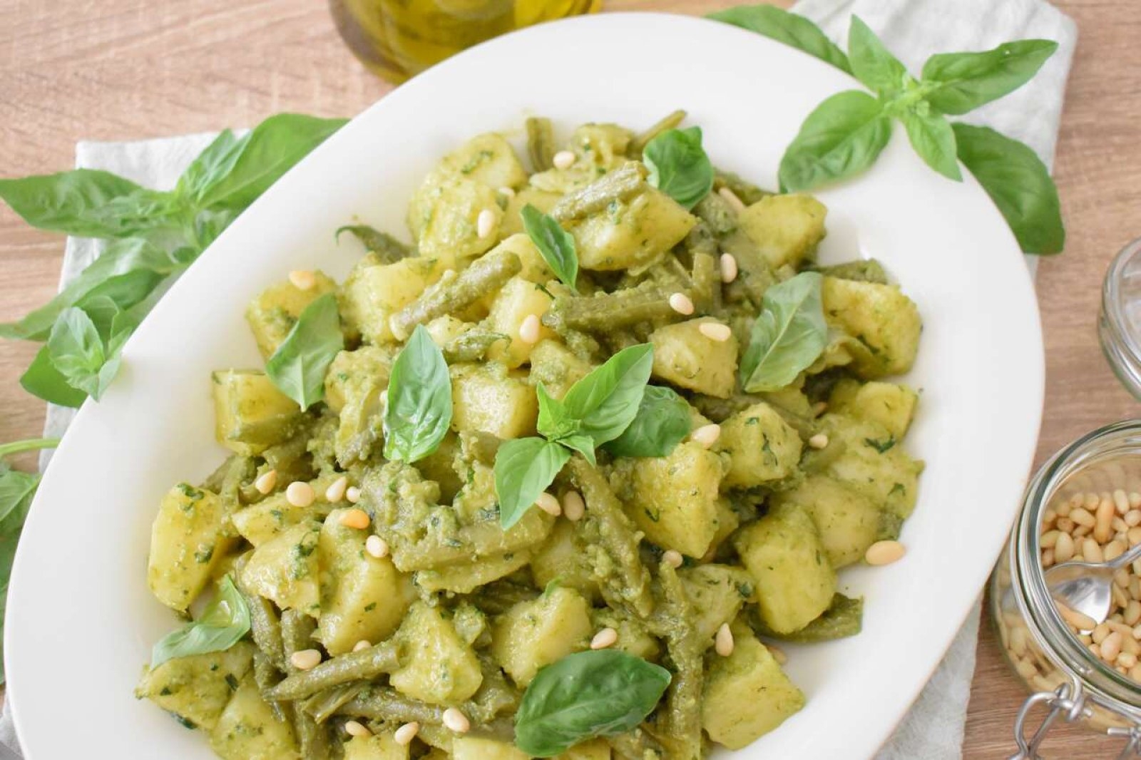 Włoska sałatka ziemniaczana z pesto i fasolką szparagową z Ligurii