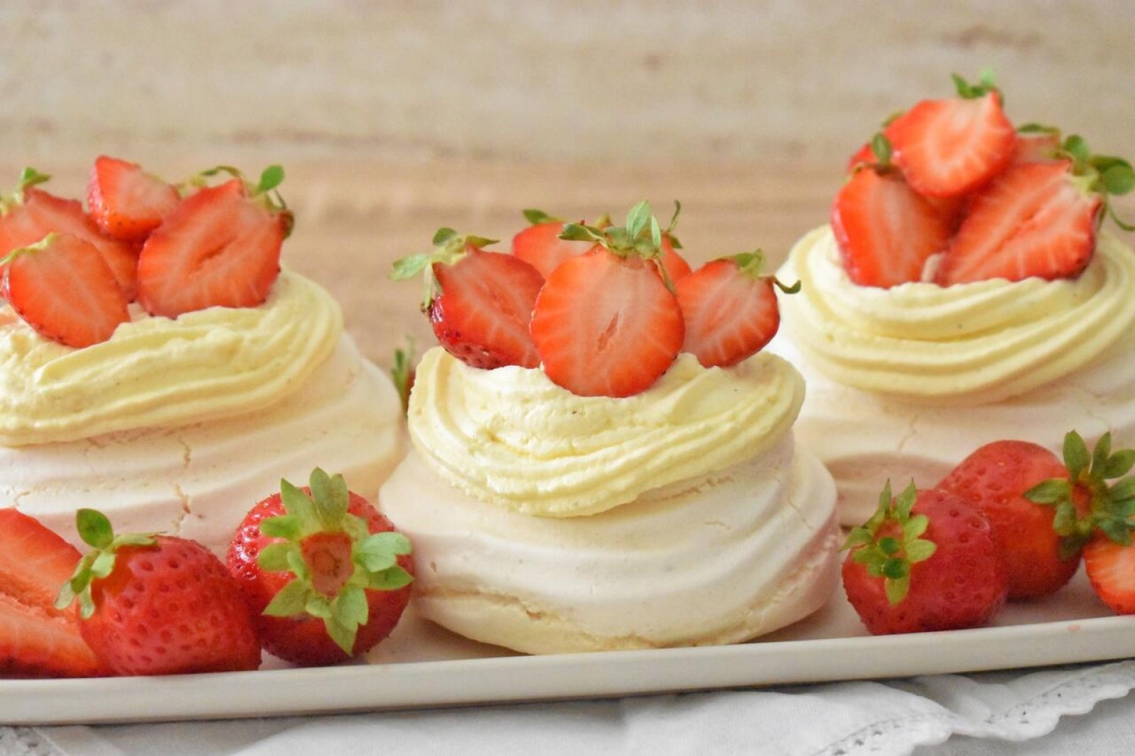 Mini beza pavlova z kremem chantilly i truskawkami