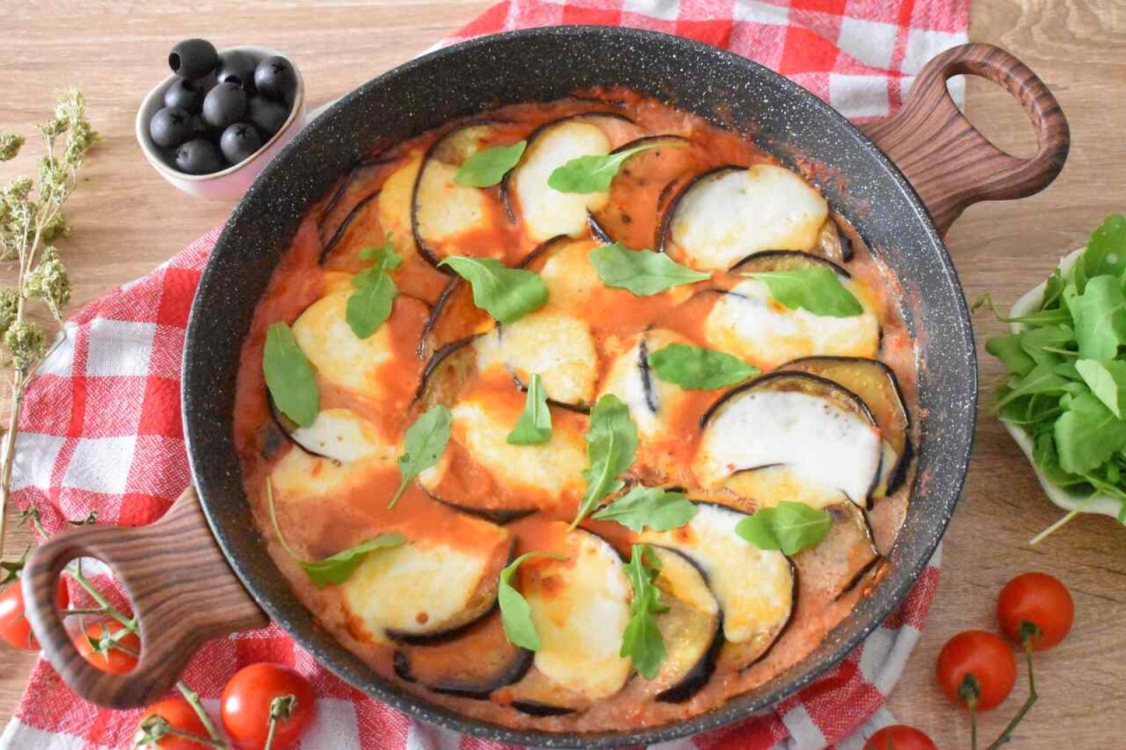 Bakłażan alla pizzaiola z mozzarellą i sosem pomidorowym