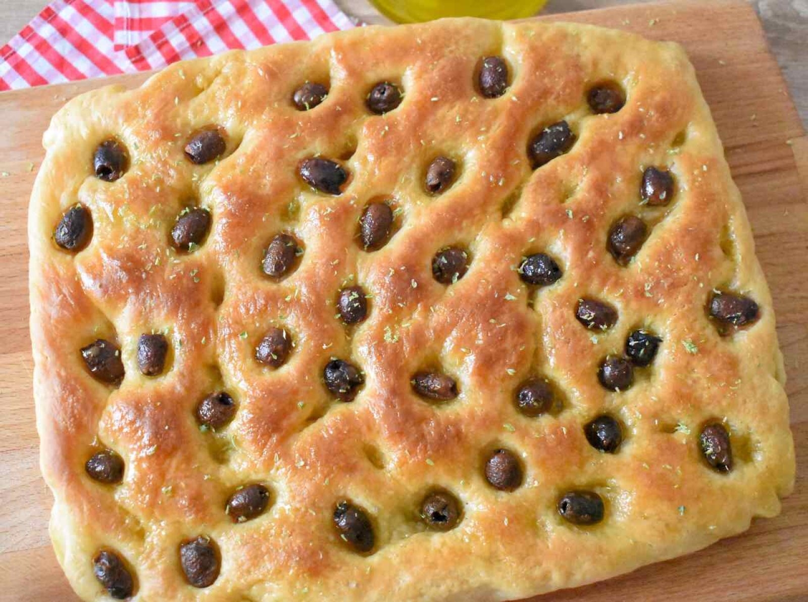 Puszysta focaccia z oliwkami