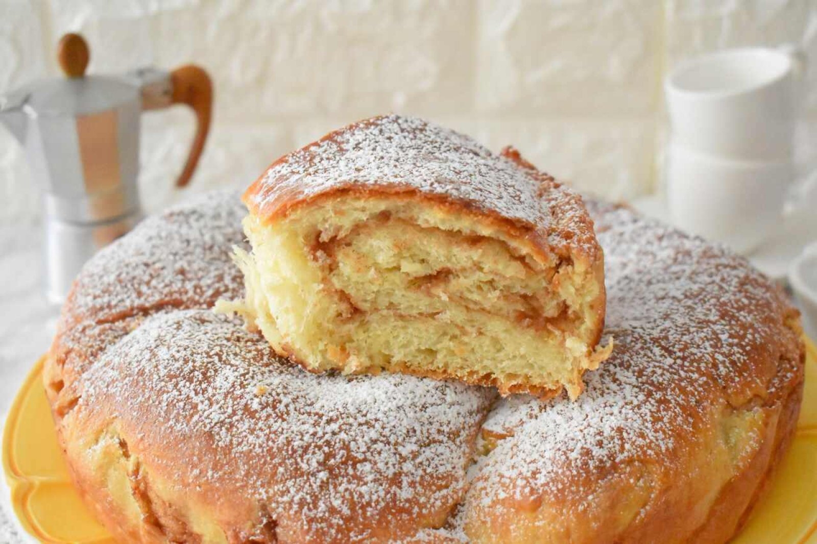 Cynamonowa drożdżówka – puszysta i aromatyczna