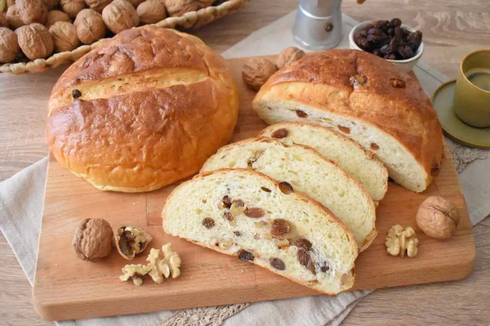 Włoski chleb „Pane dei Santi” z orzechami włoskimi i rodzynkami na Dzień Wszystkich Świętych