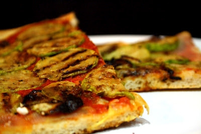 Razowa pizza z cukinią: żeby zgubić brzuch na wiosnę