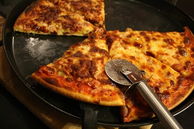Na Dzień Faceta: pizza z winogronami, szynką i rozmarynem