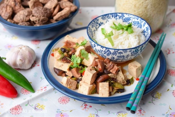 Tofu z grzybami shiitake i czarną fasolą