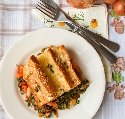 Zapiekanka warzywna z fasolą pod parmezanowymi grzankami