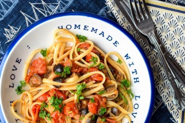 Linguine z oliwkami, kaparami i anchois