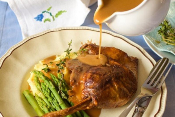 Pieczona gęś z cydrowym sosem gravy