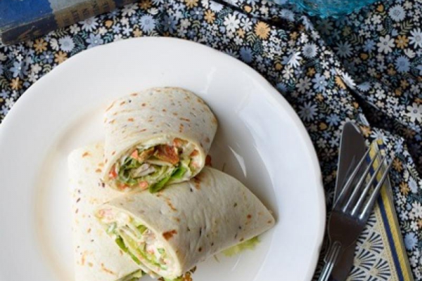 Wrapy z kurczakiem i sałatką coleslaw