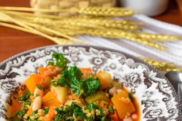 Minestrone z dynią i kaszą frikeh