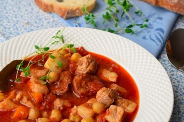 Gulasz w hiszpańskim stylu z boczkiem, chorizo i ciecierzycą