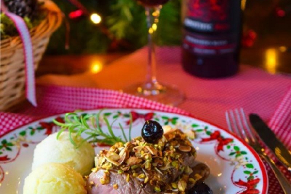 Polędwiczki w orzechowej panierce z wiśniami amarena i purée z kalafiora