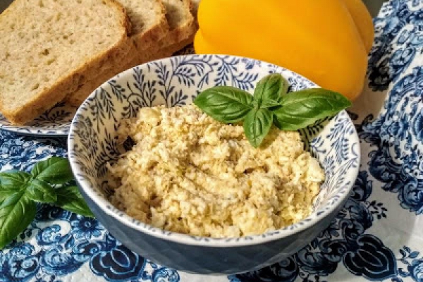 Pasta jajeczna z makrelą.