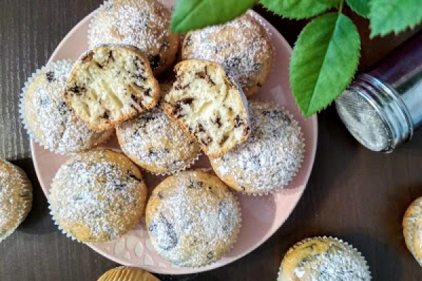 Muffinki z płatkami czekolady.