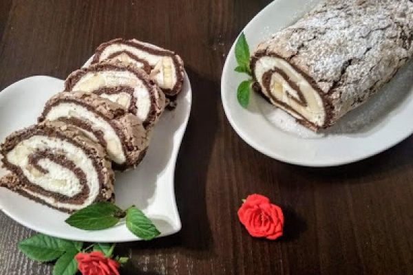 Kakaowa rolada bezowa z bananami.