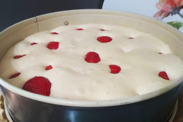 Ciasto biszkoptowe z truskawkami.