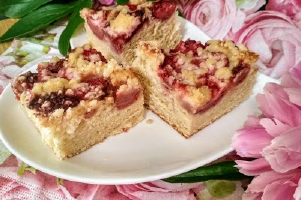 Ciasto drożdżowe z truskawkami i kruszonką.