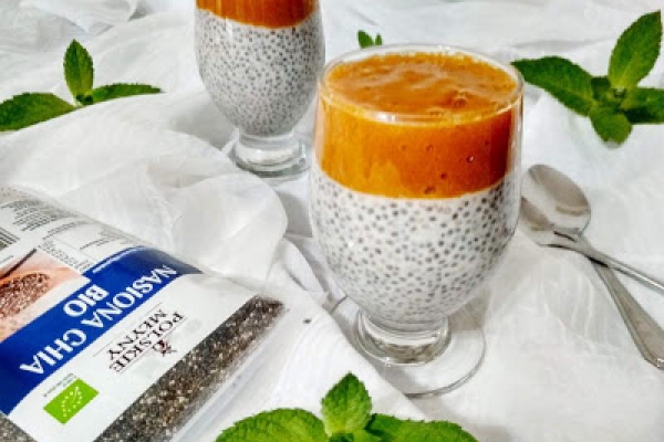 Bananowy pudding chia z musem morelowym.