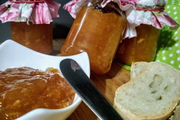 Dżem brzoskwiniowy z nektarynką i sokiem z pomarańczy.