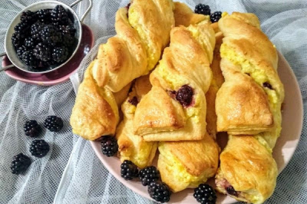Drożdżowe świderki z nadzieniem serowym i owocami.