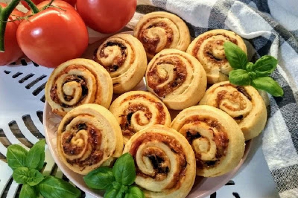 Ślimaczki drożdżowe z pieczarkami, serem i salami.