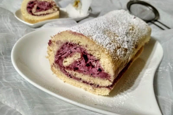 Rolada biszkoptowa z kremem porzeczkowym.