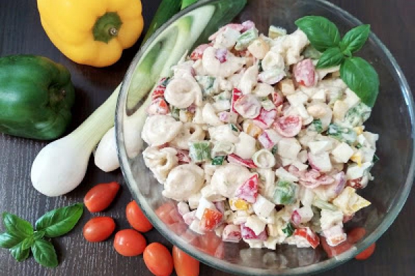 Sałatka z tortellini i szparagami.