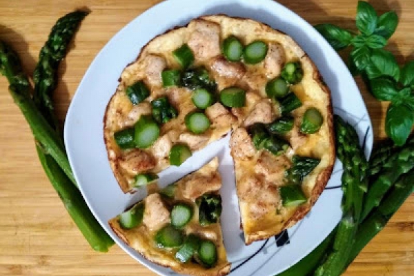 Omlet z kurczakiem i szparagami