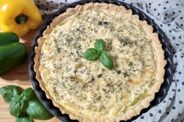 Tarta z fasolką szparagową i koperkiem.