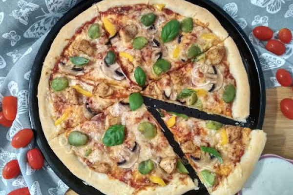 Pizza z bobem i kurczakiem.