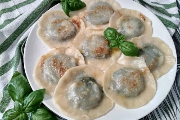 Pierogi ze szpinakiem i serem żółtym.