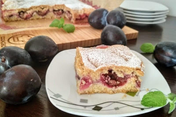 Kruche ciasto ze śliwkami.