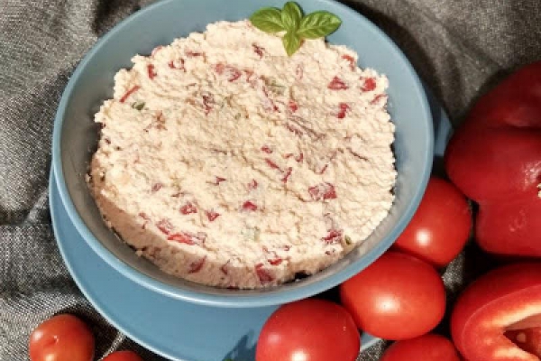 Pasta twarogowa z papryką.