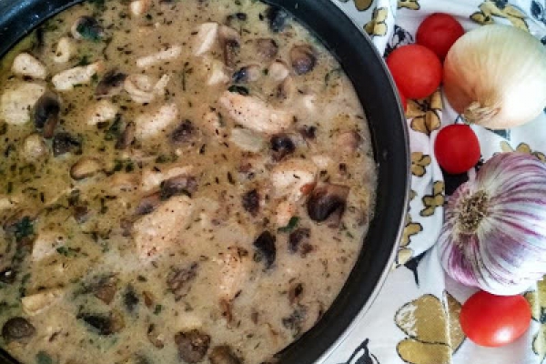 Gulasz drobiowy z pieczarkami.