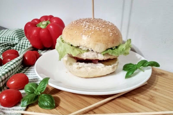 Domowe burgery drobiowe.