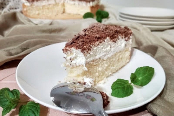 Biszkopt z kremem mascarpone i posypką czekoladową.