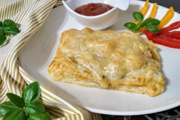 Kieszonki z ciasta francuskiego z kurczakiem i pieczarkami.