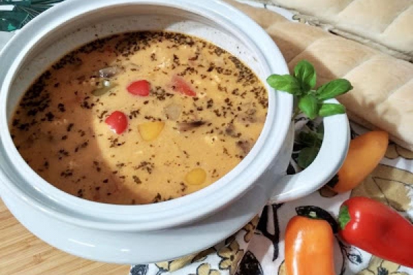 Zupa a la pizza z mięsem mielonym.