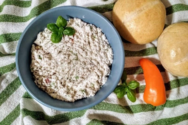 Pasta twarogowa z kaparami i suszonymi pomidorami