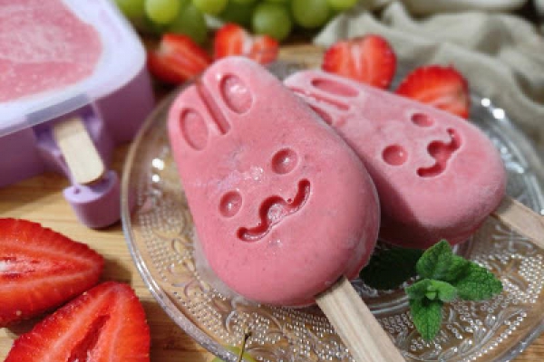 Lody truskawkowe na patyku.
