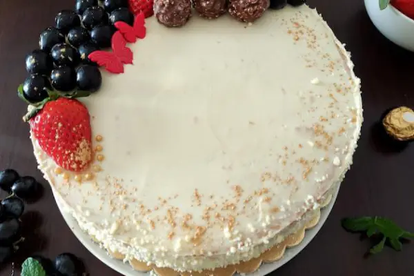 Tort z białą czekoladą.