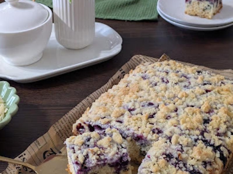 Ciasto z białą czekoladą, borówkami i kruszonką