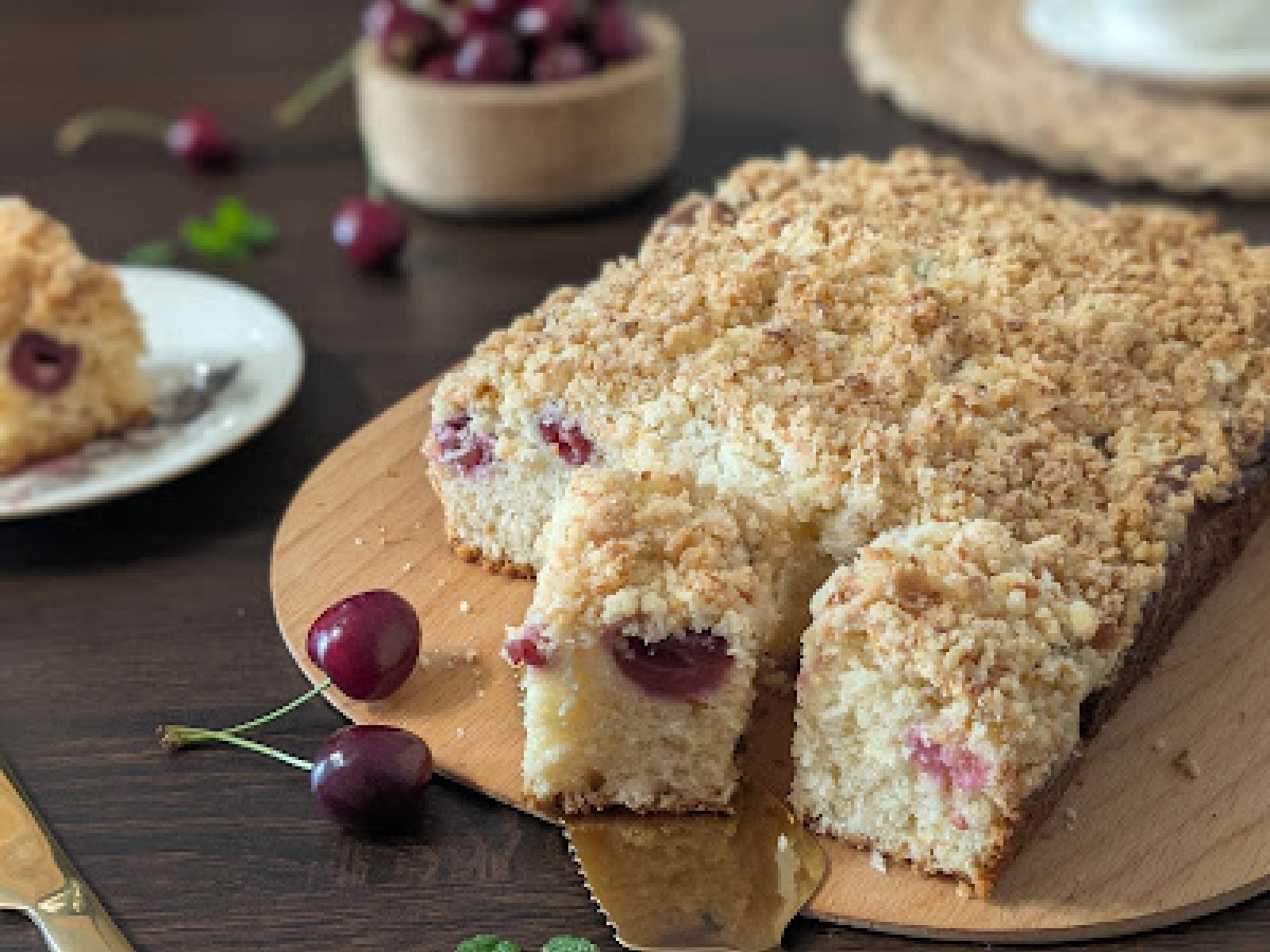 Ciasto kokosowe z czereśniami i kruszonką