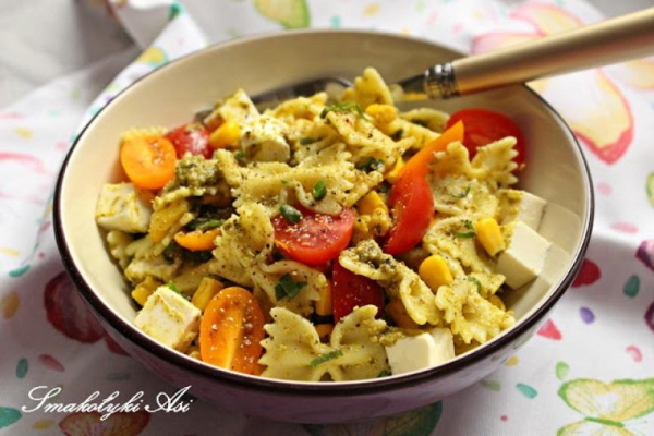 Sałatka makaronowa z zielonym pesto