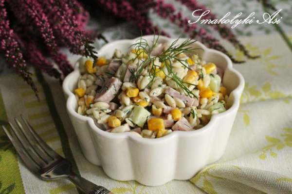 Sałatka z makaronem ryżowym orzo